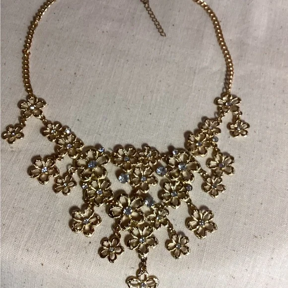 Vintage cascading daisies Gold Floral Statement Necklace center rhinestones - Picture 3 of 10